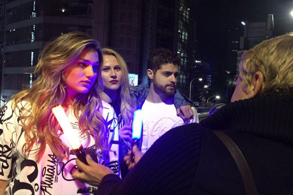 Aqui, ela posa com Alicia Kuczman e DJ Dux 281116-sasha-coca-cola-making-of-02