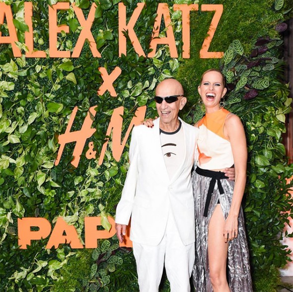 Pra comemorar o resultado, rolou festa em Miami com a presença do próprio Alex Katz, na foto posando com a top Karolina Kurkova 021216-alex-katz-hm-02