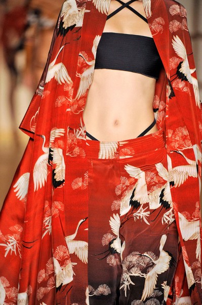 É a moda praia mais chic do mundo? Lenny Niemeyer japonista na primavera-verão 2016/17 211216-retro-desf-lenny-niemeyer-pv-1617