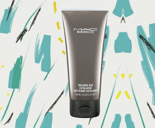 O da M.A.C é de cinza vulcânica e cristais de açúcar (R$ 141) - e aí, qual você vai usar? 231216-esfoliante-1mac