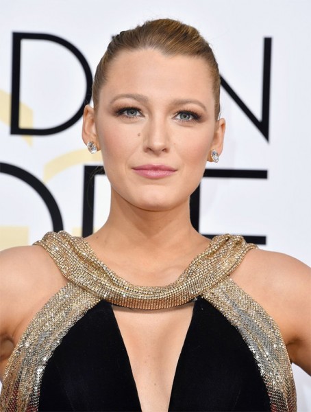 Blake Lively foi com uma maquiagem bem iluminada e fresh 090116-blake-globodeouro