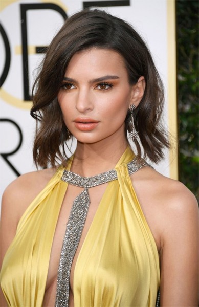 A maquiagem da Emily Ratajkowski tem tons de pêssego e marrom, bem verão 090116-emily-globodeouro