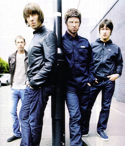 Os irmãos ao centro com a banda - Liam e Noel 100117-liam-gallagher-oasis-02