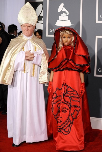 Nicki Minaj chocou em 2012: além do vestido com ares monásticos e logo da Versace, ela ainda levou um papa de acompanhante... 100217-looks-memoraveis-grammy-01
