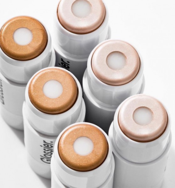 Iluminadores com agentes hidratantes: eles tratam a pele e iluminam! (US$ 22) 130117-glossier-2