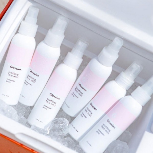 Spray de água de rosas: pra refrescar e hidratar! (US$ 18) 130117-glossier-4