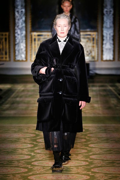 Marie-Sophie Wilson, de 53 anos, também foi escalada. Veludo e transparência pra ela, que tal? Marie-Sophie trabalhou bastante com Peter Lindbergh e era figurinha fácil nas revistas dos anos 80 e 90 200217-simone-rocha-modelos-maduras-1