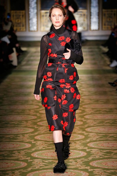 Essa é a Cecilia Chancellor, de 50 anos - já são 30 anos nas passarelas! Linda, né? 200217-simone-rocha-modelos-maduras-2