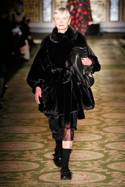 Modelos mais velhas no inverno de Simone Rocha - na contramão dos millennials! Essa é a Jan de Villeneuve, de 70 anos, que posou pros fotógrafos-mitos David Bailey e Norman Parkinson. Clica pra conferir as outras! 200217-simone-rocha-modelos-maduras-3