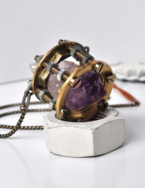 Colar gaiola com ametista bruta (R$ 192). Curtiu a Rust Miner? 130417-rust-miner-acessorios-9