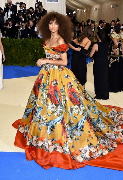 Adoramos o tropicalismo da Zendaya! 110717-zendaya-met