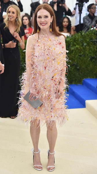 Julianne Moore de Calvin Klein by Appointment - mil plumas! 311009_700790_moore_julianne_calvin_klein_by_appointment_met