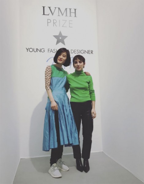 Antes mesmo de ser nomeada vencedora, ela foi chamada pra criar uma coleção-cápsula pra Galeries Lafayette! 160617-lvmh-04