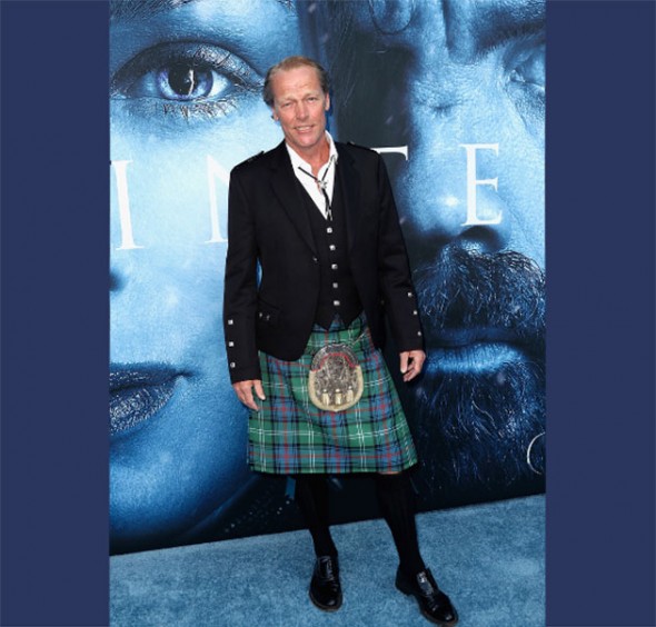 Iain Glen, que interpreta Jorah Mormont na série, foi com um kilt tradicional escocês! 140717-premiere-game-of-thrones-13