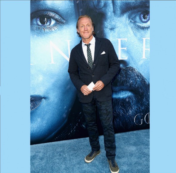 Jerome Flynn, que faz o Bronn na série, dá uma descontraída no look com tênis 140717-premiere-game-of-thrones-15