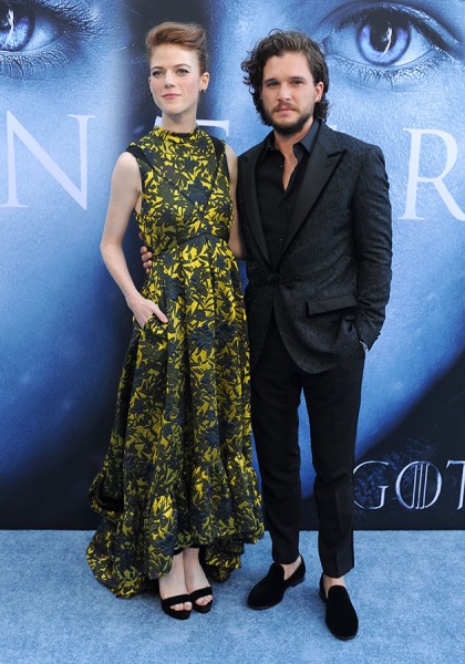 Aliás, que casalzão, né? Eles namoram! 140717-premiere-game-of-thrones-2