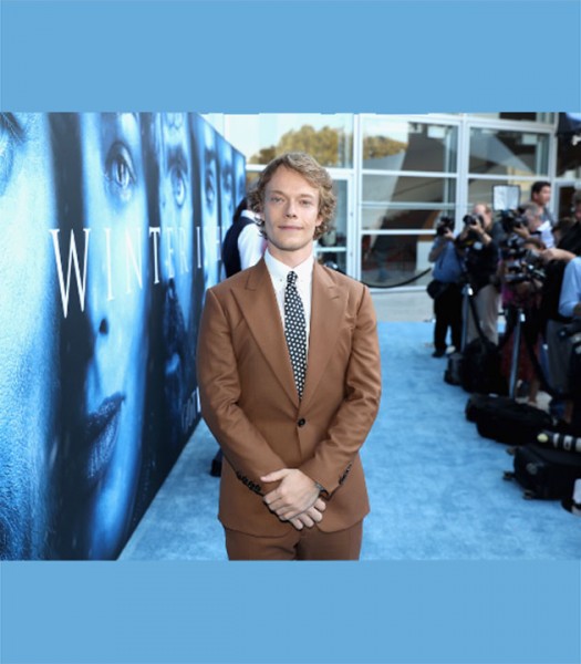 Alfie Allen, o Theon Greyjoy, de alfaiataria marrom com gravata de poá 140717-premiere-game-of-thrones-4