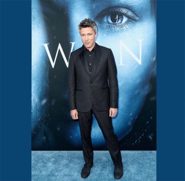 Aidan Gillen, o Petyr Baelish, foi no azul escuro, sem erro! 140717-premiere-game-of-thrones-5