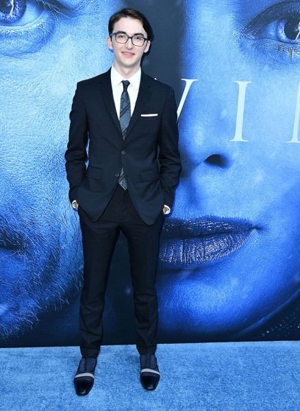 Isaac Hempstead, o Bran Stark, encara o óculos de grau na premiére + sapatos com detalhes 140717-premiere-game-of-thrones-8