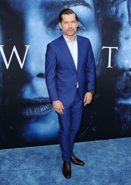 Nikolaj Coster-Waldu, o galã Jamie Lannister, de azul e sapatos marrom! Gosta? 140717-premiere-game-of-thrones-9