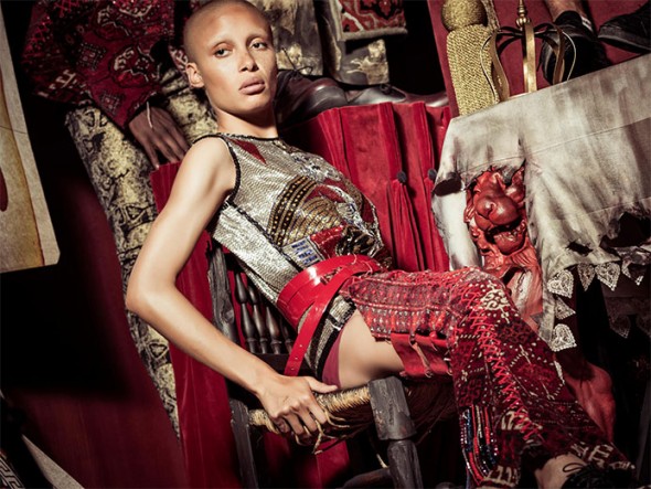 A modelo Adwoa Aboah faz o papel de Tweedledee 200717-pirelli-tim-walker-02