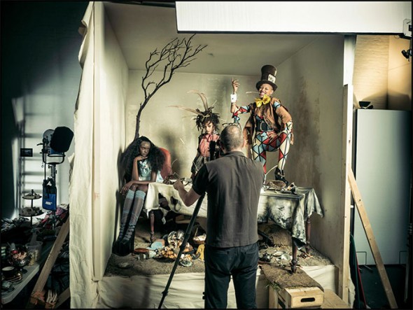 Duckie com Sasha Lane e Slick Woods sendo fotografadas por Tim Walker 200717-pirelli-tim-walker-03