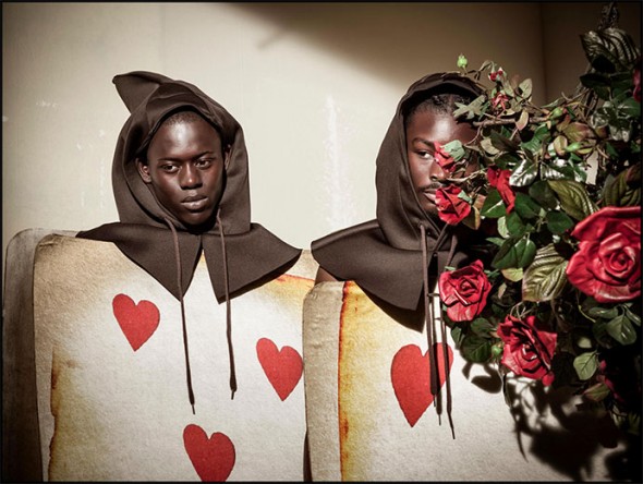 Alpha Dia e King Owusu no papel de duas cartas 200717-pirelli-tim-walker-04