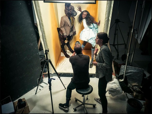 Alice em si é a modelo Duckie Thot 200717-pirelli-tim-walker-06
