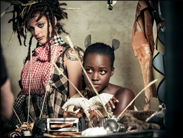 Lupita Nyong'o no papel do ratinho - que fofa! A atriz Sasha Lane atrás 200717-pirelli-tim-walker-12