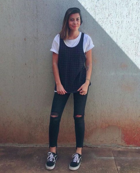 A blogueira Ci Glode (@ci.glode) escolheu camiseta e jeans com rasgo no joelho como base e, pra variar, no segundo dia ela jogou uma regata preta por cima! Que tal? Ela disse que não usava muito a regata porque a achava muito decotada e agora descobriu um uso pra ela na sobreposição! 10817-1look-ci-glode