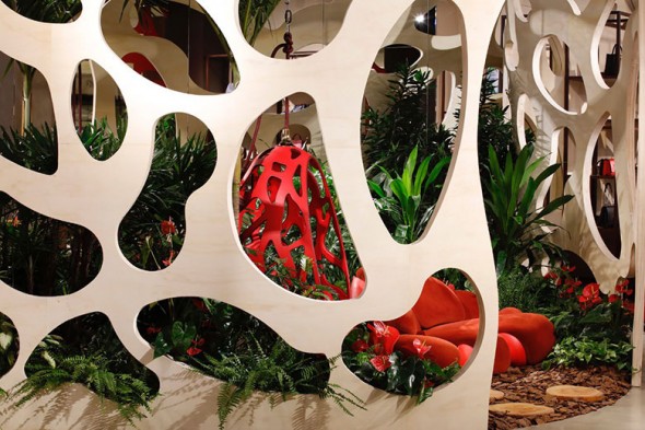 O projeto é inspirado na natureza brasileira e no Cocoon, a cadeira suspensa criada pelos irmãos Campana pra coleção Objets Nomades em parceria com a grife 110817-popup-lv5