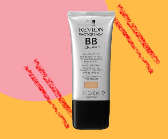 O Revlon PhotoReady BB Cream Skin Perfector possui FPS30, hidrata, uniformiza a cor da pele e possui pigmentos fotocromáticos translúcidos que refletem a luz pra um acabamento iluminado. Disponível em 3 cores por R$ 49,90 cada 250917-revlomn