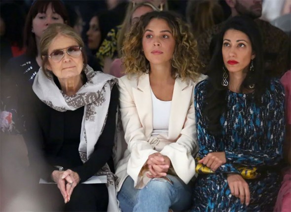 No Prabal Gurung, Gloria Steinem pela primeira vez em um desfile aos 83 anos, com a poeta Cleo Wade e a política Huma Abedin 130917-fila-a-prabal-gurung-01
