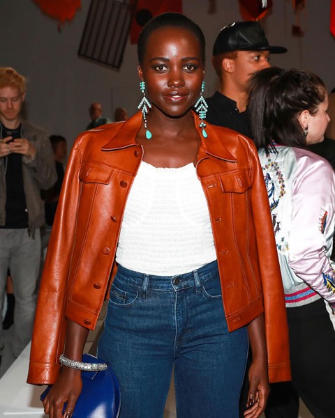 Lupita arrasou na cintura alta 321118_730239_calvin_klein_205w39nyc_s18_lupita.nyong_o_090717_ph_neil_rasmus_bfa