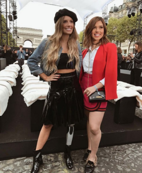 As brasileiras Paola Antonini e Flávia Pavanelli foram assistir o desfile 020917-janefonda-lorealparis9