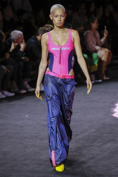 Primavera-verão 2017/18: a combinação calça de cintura baixa mais body apareceu na Fenty x Puma 110917-fenty-puma-primaveacinturabaixa