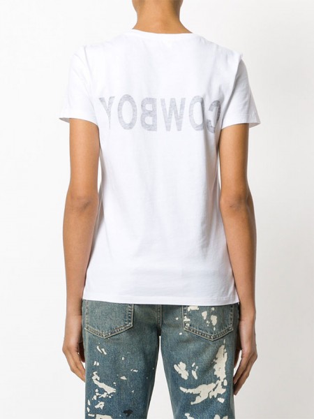 Cowboy ao contrário na camiseta da Helmut Lang (R$ 924 na Farfetch) 301117-camiseta-helmut-lang