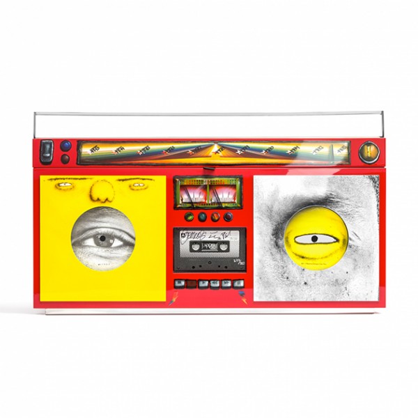 O projeto se chama “1983” e consiste numa escultura de boombox em tamanho real com uma caixa de fita k7 com 10 fotografias dos 3 artistas e dois discos de vinil 201217-gemeos-pharrell2