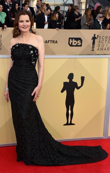 Geena Davis de preto tomara-que-caia 210118-sag-geena-davis