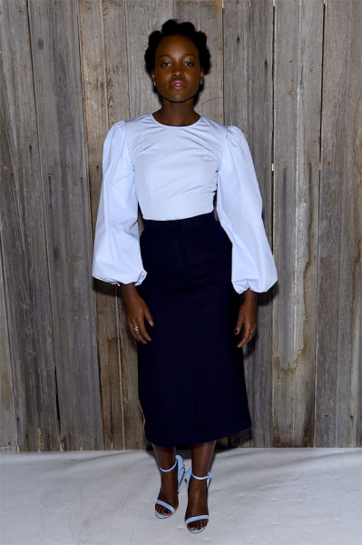 Lupita Nyong'o com mangas bufantes 070217-ck-filaa-lupita