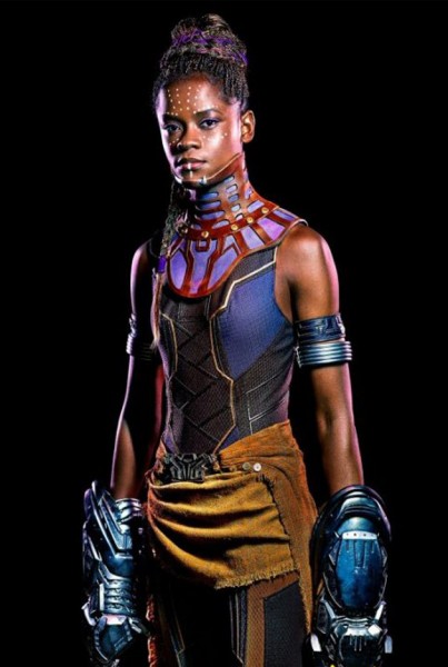 Outra guerreira é interpretada por Letitia Wright. A princesa de Wakanda apresenta uma versão do acessório no pescoço que é mais prática pras cenas de ação, né? 080218-shuri-599×800