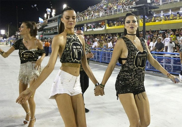 Barbara e Adriana mandam um sacolejo! 120218-adriana-lima-sapucai-10