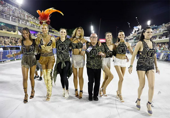 A turma toda: Jasmine, Lais, as Fernandas, Carol, Barbara e Adriana! 120218-adriana-lima-sapucai-12