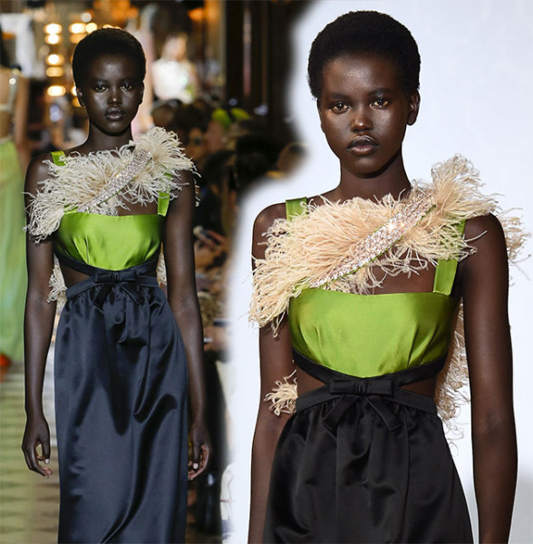 E não conta como alta-costura, mas quase: a Miu Miu apresentou um desfile em Paris de pré primavera-verão 2018/19 um dia antes do começo da temporada dos ateliês e também inseriu Adut Akech entre as celebs que desfilaram 100718-adut-akech-miu-miu