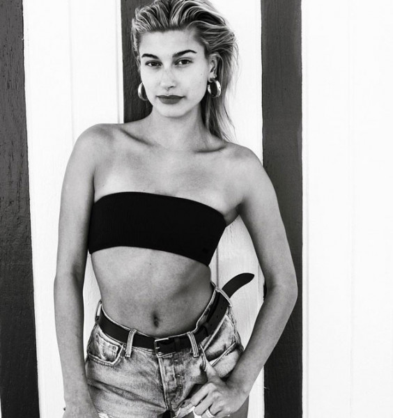 E às vezes apenas uma pequena faixa 160718-haileybaldwin-justinbieber-08