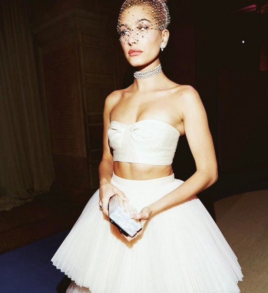 Barriga de fora até mesmo no baile do Met de 2017! 160718-haileybaldwin-justinbieber-10