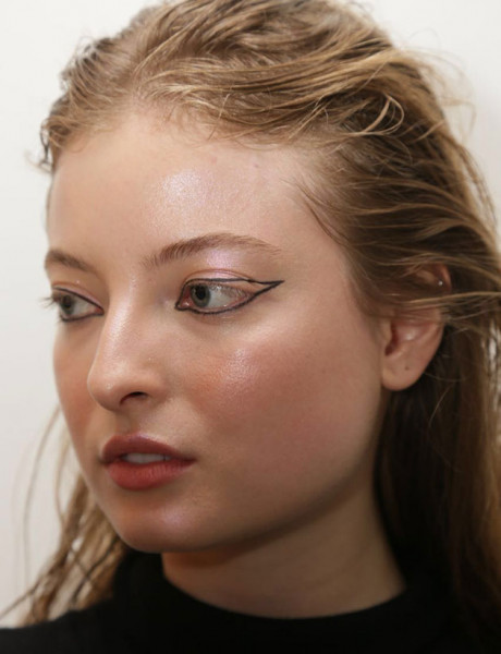 Outro dos olhos da Another Place: um delineado em forma de flor, ou melhor, de pétala! Chic! As belezas do desfile da marca são assinadas por Dindi Hojah com produtos M.A.C 250718-make-another-place