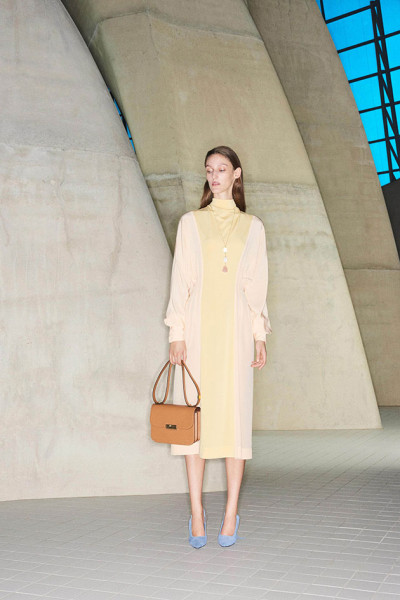 Uma ótima pedida é combinar o tom das pedras com uma peça do look 160718-cristais-victoria-beckham02