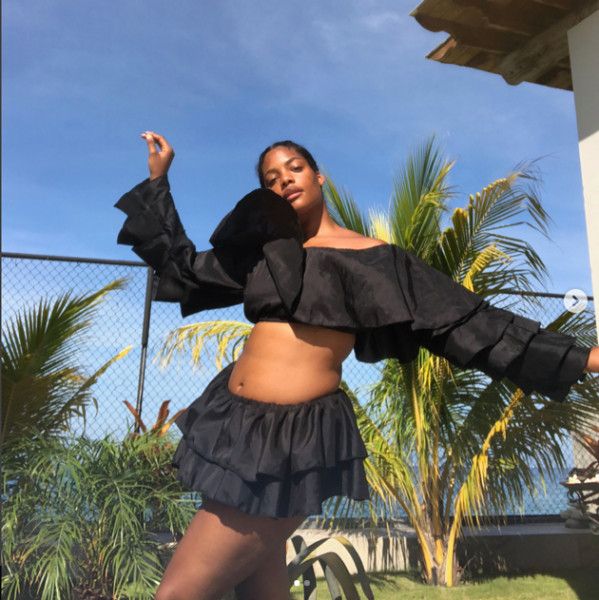 A ideia é que todas as mulheres se sintam lindas e confortáveis usando as peças! 020818-slashed-by-tia05
