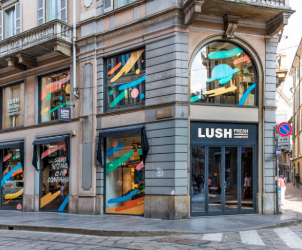 A primeira loja de cosméticos do mundo a comercializar apenas produtos sem embalagem - clica na galeria pra saber mais! 080818-lush-sem-embalagem01